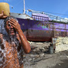Мальчик  на  Филиппинах «принимает душ». Фото  Всемирного банка/Доминик Чавес