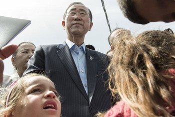 El Secretario General de la ONU, Ban Ki-moon, entre un grupo de niños de una familia libanesa que vive en el asentamiento Hay el Tanak en el Líbano. Foto: ONU/Mike Garten