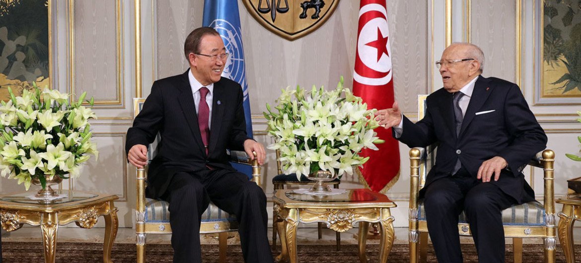 Le Secrétaire général Ban Ki-moon (à gauche) avec le Président Beji Caid Essebsi, en Tunisie. Photo Dominic Chavez/Banque mondiale