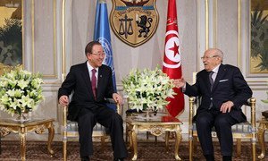 Le Secrétaire général Ban Ki-moon (à gauche) avec le Président Beji Caid Essebsi, en Tunisie. Photo Dominic Chavez/Banque mondiale