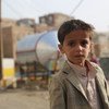 Un niño de 6 años fue a recoger agua en Musaik, un barrio de Sanaa, capital de Yemen. Foto: OCHA/Charlotte Cans