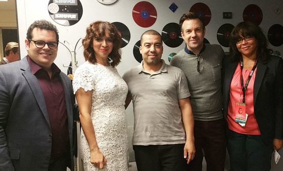Voice actors from ‘The Angry Birds Movie’ discuss the International Day of Happiness and climate issues.  Left to right: Josh Gad, Maya Rudolph, Carlos Macias (UN Radio), Jason Sudeikis and Dianne Penn (UN Radio).