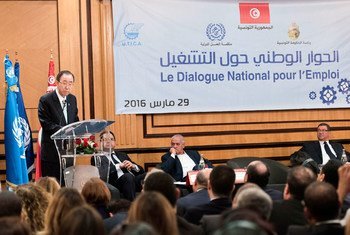 Le Secrétaire général Ban Ki-moon devant les participants de la Conférence nationale sur l'emploi à Tunis, en Tunisie. Photo ONU/Mark Garten