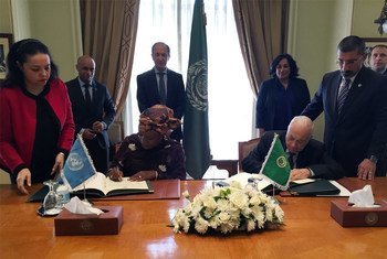 In Cairo, Special Representative on Sexual Violence in Conflict, Zainab Hawa Bangura (left), and Nabil el-Araby, Secretary-General of the League of the Arab States (right), sign agreement of cooperation.