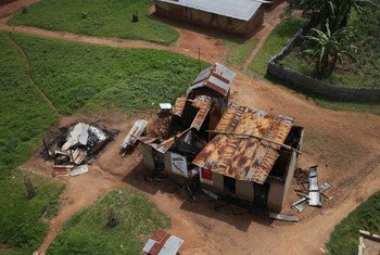 حرق منزل في إرينجيتي، شرق جمهورية الكونغو الديمقراطية. المصدر: الأمم المتحدة / إيبل كافانا