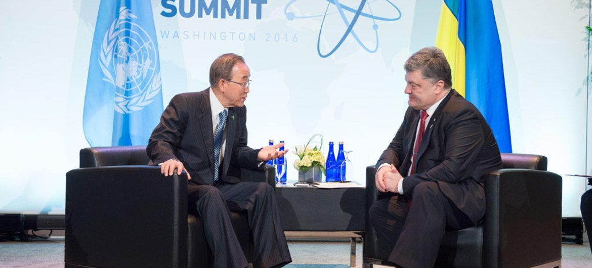 Пан Ги Мун и Петр Порошенко на Саммите по ядерной безопасности в Вашингтоне Фото ООН/Эскиндер Дебебе