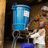 Una madre enseña a su hijo cómo lavarse correctamente las manos en el marco de un programa de prevención de enfermedades en Guinea Conakry. Foto: UNMEER/Martine Perret
