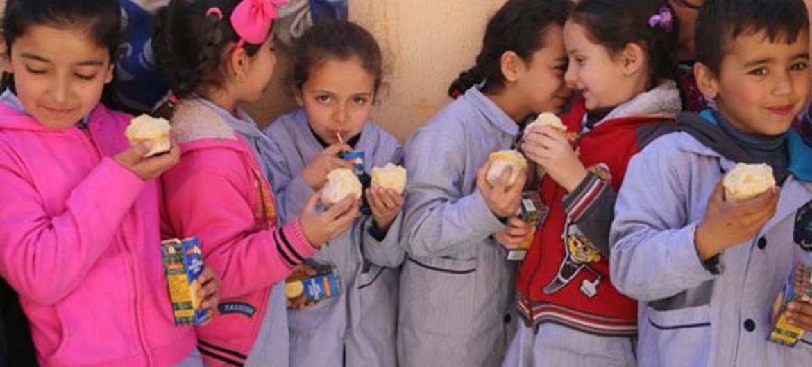 برنامج الأغذية العالمي يطلق برنامج الوجبات المدرسية، والذي يدعم كلا من الأطفال اللبنانيين والسوريين الذين يدرسون في مدارس الابتدائية الحكومية في جميع أنحاء لبنان. WFP/Dina El Kassaby