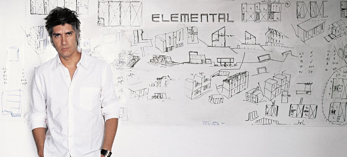 来自智利圣地亚哥的建筑师的阿拉维纳（Alejandro Aravena）荣获“普利兹克”奖。ELEMENTAL/Cristobal Palma