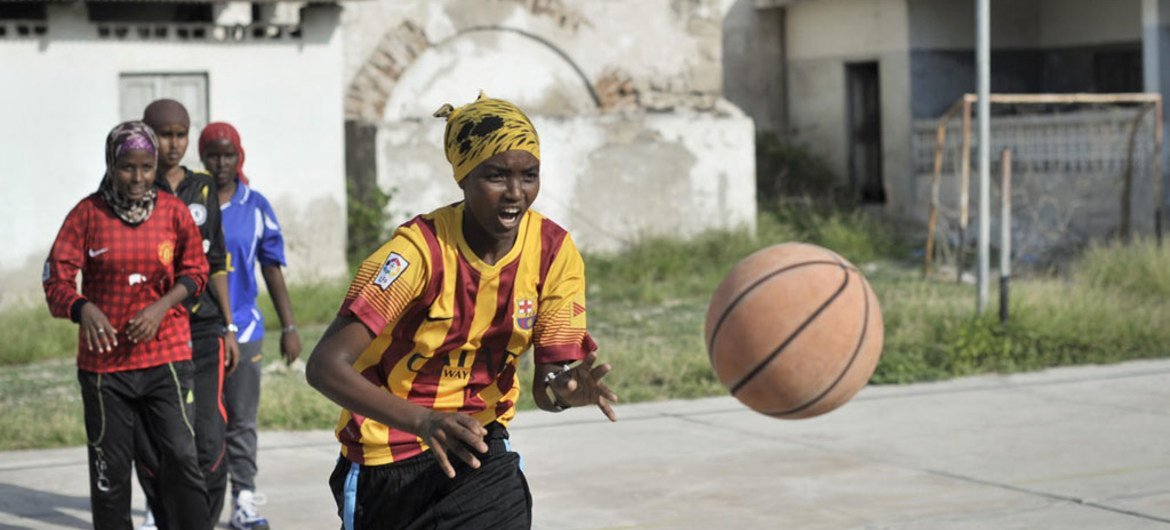 索马里女孩学习如何打篮球  联合国图片／Tobin Jones