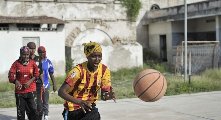 Michezo huleta siyo tu amani bali pia utangamano na kuendeleza stadi za mtu. Pichani ni msichana akicheza mpira wa kikapu huko Mogadishu, Somalia.
