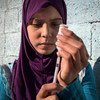 居住在约旦一处难民营内的拉加德（Raghad）患有一型糖尿病，必须每天注射胰岛素。胰岛素需低温储藏，但难民营电力供应有限，在夏季要让胰岛素保持低温非常困难。拉加德坚持锻炼身体以保持健康。