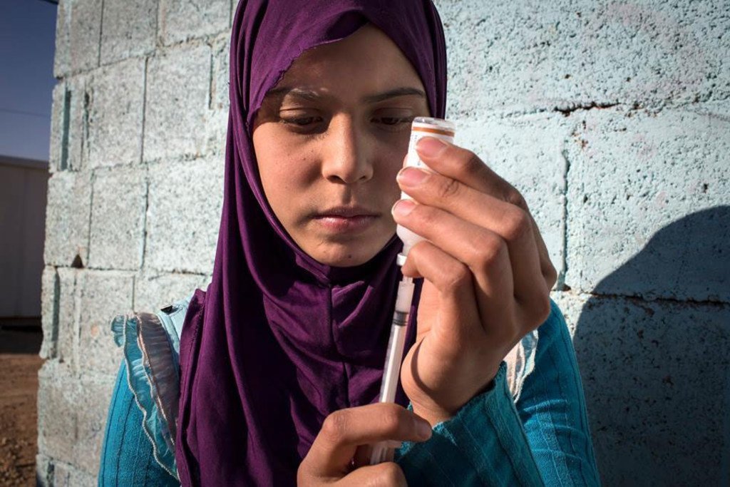 Raghad, que vive en un campamento de refugiados en Jordania, sufre de diabetes tipo 1. Necesita la administración diaria de insulina, pero le resulta difícil mantener la insulina fresca en el verano con electricidad limitada en el campamento. Ella hace e