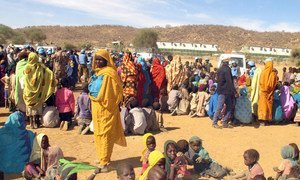 Des personnes déplacées à Sortoni, dans le Darfour du Nord, au Soudan, ont fui leur maison et trouvé refuge près du site de l’Opération de l’Union africaine et des Nations Unies au Darfour (MINUAD), en raison des affrontements en cours entre les mouvements armés et les forces gouvernementales dans la région de Jebel Marra. Photo : La MINUAD