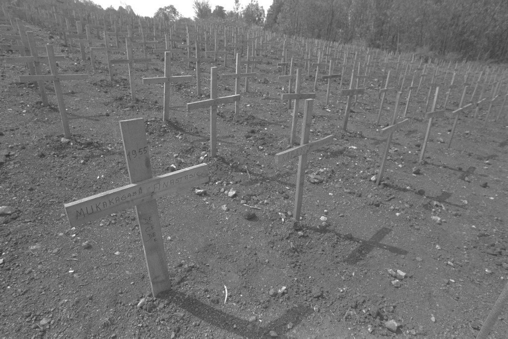 En 1996, au Rwanda, des croix marquent les tombes d'un cimetière dans le village de Nyanza, près de Kigali. Lors du génocide de 1994, plus de 10.000 personnes ont été brûlées vives à Nyanza. 