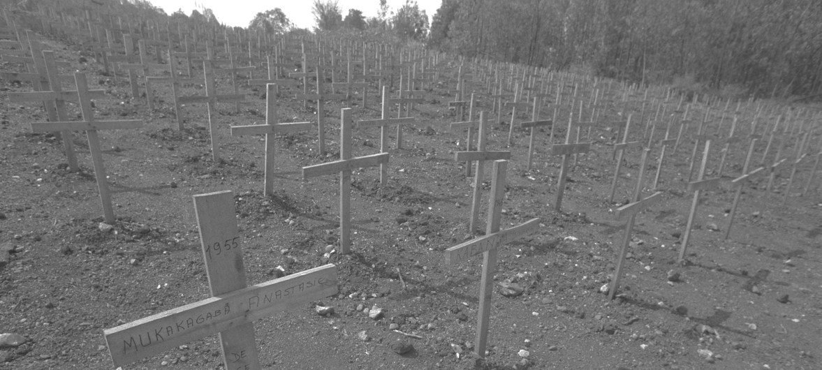 En 1996, au Rwanda, des croix marquent les tombes d'un cimetière dans le village de Nyanza, près de Kigali. Lors du génocide de 1994, plus de 10.000 personnes ont été brûlées vives à Nyanza. Photo UNICEF/Giacomo Pirozzi