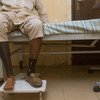 مريض مصاب بالسكري يتلقى الرعاية في المركز الطبي في ليكى، لاغوس، نيجيريا، بعد أن بترت قدمه اليمنى جراء المرض. المصدر: منظمة الصحة العالمية /  إي أسيبو
