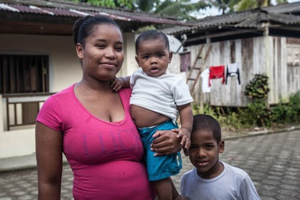 Familia de afrodescendientes en Colombia. Foto UNFPA/Daniel Baldotto