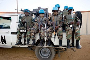 قوات في بعثة العملية المختلطة للاتحاد الأفريقي والأمم المتحدة في دارفور من رواندا  يتأهبون  لتنفيذ دورية في شمال دارفور، السودان. المصدر: يوناميد / ألبرت غونزاليس فران
