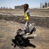 Йеменский мальчик играет с остатками разорвавшегося снаряда Фото ЮНИСЕФ/Мохамед Хамуд