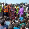 La Représentante spéciale du Secrétaire général de l'ONU pour les enfants dans les conflits armés, Leila Zerrougui (au centre), rencontre des enfants déplacés et leurs familles dans le nord-est du Nigéria, en janvier 2015. Photo ONU