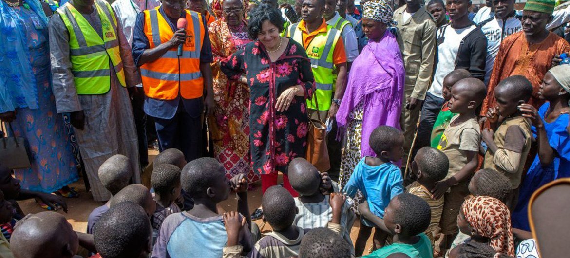 La Représentante spéciale du Secrétaire général de l'ONU pour les enfants dans les conflits armés, Leila Zerrougui (au centre), rencontre des enfants déplacés et leurs familles dans le nord-est du Nigéria, en janvier 2015. Photo ONU