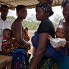 من الأرشيف: أمهات مع أطفالهن خلال حملة تطعيم ضد شلل الأطفال في سيراليون. المصدر: اليونيسف/كيت هولت