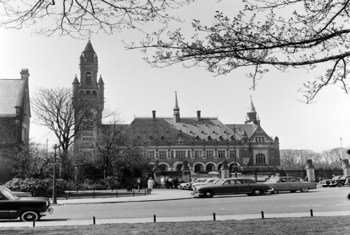 Дворец мира в  Гааге, где расположен  Международный  Суд  ООН. Его предшественником была Постоянная палата международного правосудия 