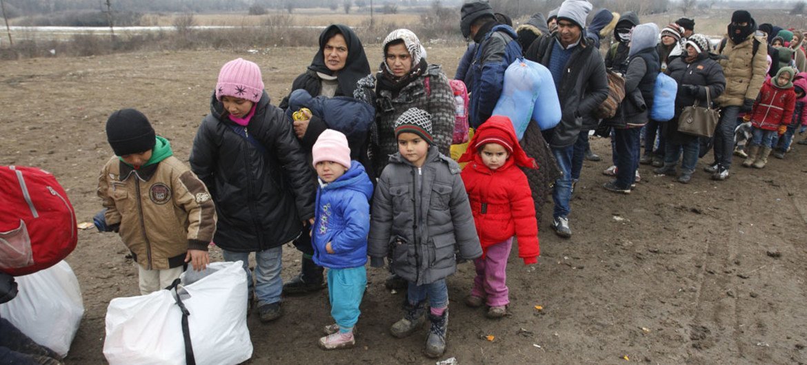 Des réfugiés et migrants attendent d'entrer dans un centre accueil en Serbie, à la frontière avec l'ex-République yougoslave de Macédoine, en 2016.