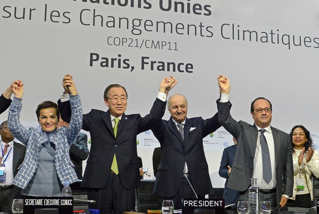 时任联合国秘书长潘基文（左二）、《气候变化框架公约》秘书处执行秘书菲格雷斯、时任法国外长法比尤斯以及法国总统奥朗德共同庆贺《巴黎协定》的通过。