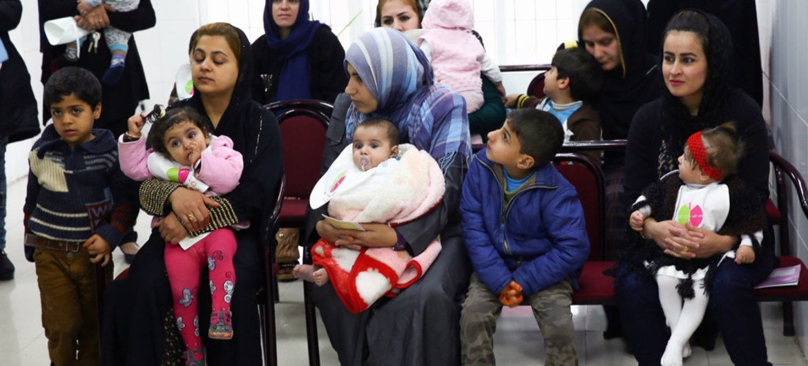在伊拉克的一个保健中心，妇女们正等待着给孩子进行小儿麻痹症免疫。图片来源：儿基会/Anmar