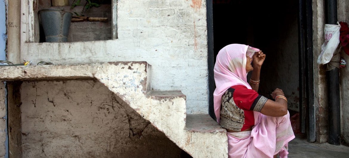 امرأة خارج منزلها الصغير في كانبور بولاية أوتار براديش، الهند. المصدر: البنك الدولي / جراهام كراوتش
