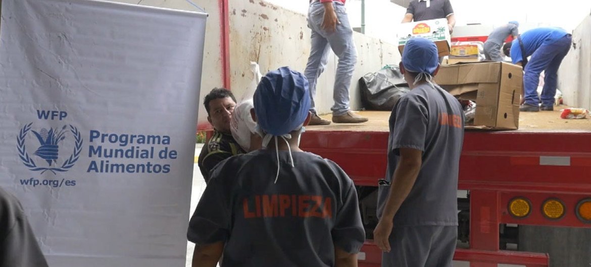 WFP distributing supplies in Ecuador following the April 16, 2016 earthquake.