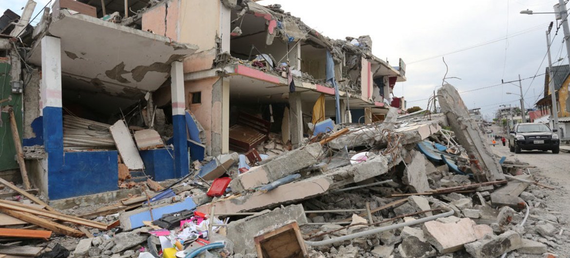Edificio destruido en Pedernales, Ecuador, a causa del terremoto del 16 de abril, que dejó cerca de 700 muertos. Foto: UNICEF/Willy Castellano
