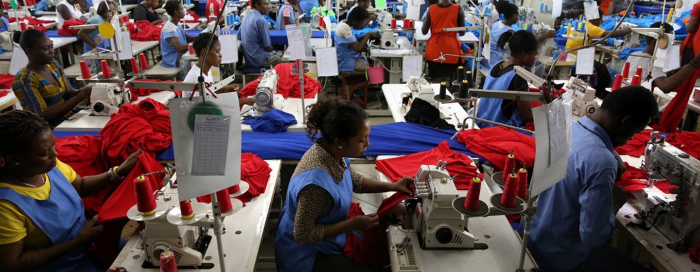 Trabajadores en una fábrica de camisas en Accra, Ghana. Foto: Banco Mundial/Dominic Chavez