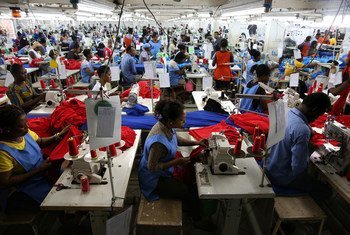 На швейной фабрике Фото Всемирного банка/Доминик Чавес