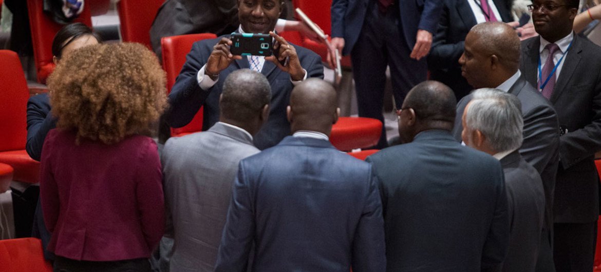 Members of Côte d’Ivoire’s delegation pose for a group photo in the Security Council Chamber, where the mandate of the UN peacekeeping mission in that country (UNOCI) was renewed for a final period until 30 June 2017.