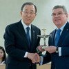 Президент Международного олимпийского комитета Томас Бах вручает Пан Ги  Муну Олимпийский кубок.  Фото ООН