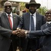 Президент Южного Судана Сальва Киир и его политический соперник, бывший вице-президент страны Риек Машар, а также второй вице-президент Вани Игга на церемонии, посвященной новому переходному правительству национального единства 