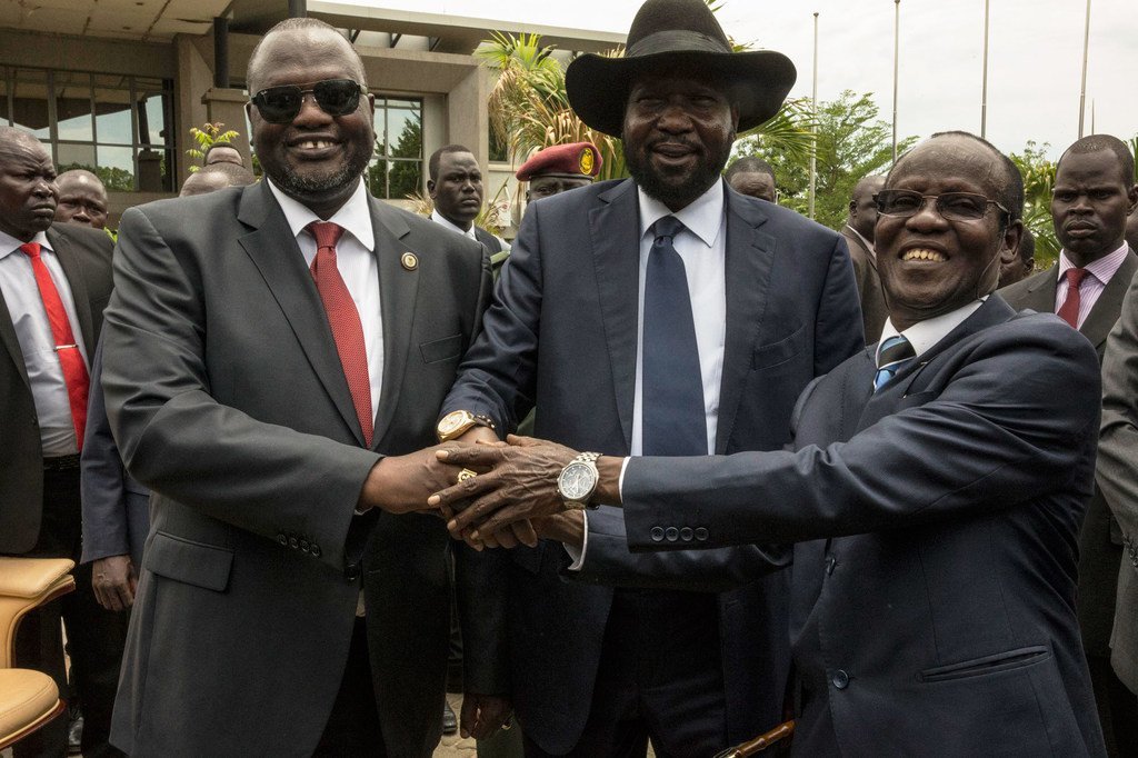 Le premier vice-président Riek Machar (à gauche), le président Salva Kiir (au centre) et le second vice-président James Wani Igga.