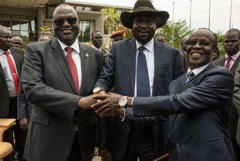 De la gauche vers la droite : le Premier Vice-Président Riek Machar, le Président Salva Kiir et le Second Vice-Président, James Wani Igga, après la cérémonie d'investiture du nouveau gouvernement. Photo ONU/Isaac Billy