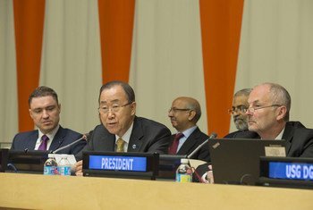 Le Secrétaire général Ban Ki-moon (2e à gauche) lors d'un débat organisé à l'ECOSOC. Photo ONU/Eskinder Debebe