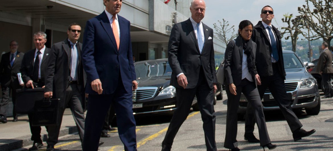 联合国叙利亚事务特使德米斯图拉与美国国务卿克里5月2日在日内瓦会见，讨论停火协议遭到违反等问题。联合国图片/Jean-Marc Ferré
