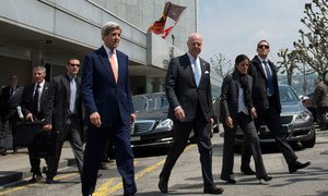 L'Envoyé spécial pour la Syrie, Staffan de Mistura (2e à gauche) rencontre le Secrétaire d'Etat américain, John Kerry (à gauche), à Genève. Photo ONU/Jean-Marc Ferré