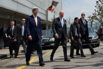 L'Envoyé spécial pour la Syrie, Staffan de Mistura (2e à gauche) rencontre le Secrétaire d'Etat américain, John Kerry (à gauche), à Genève. Photo ONU/Jean-Marc Ferré