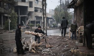 Deux enfants récupèrent des branches pour faire du feu dans le village de Kafar Batna, dans le Grand Damas, en Syrie.