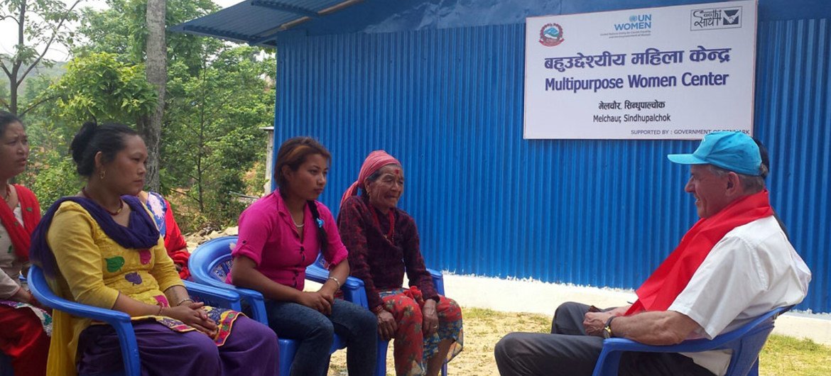 Le Vice-Secrétaire général de l’ONU, Jan Eliasson, rencontre des femmes ayant survécu au séisme, à Irkhu. Photo : ONU