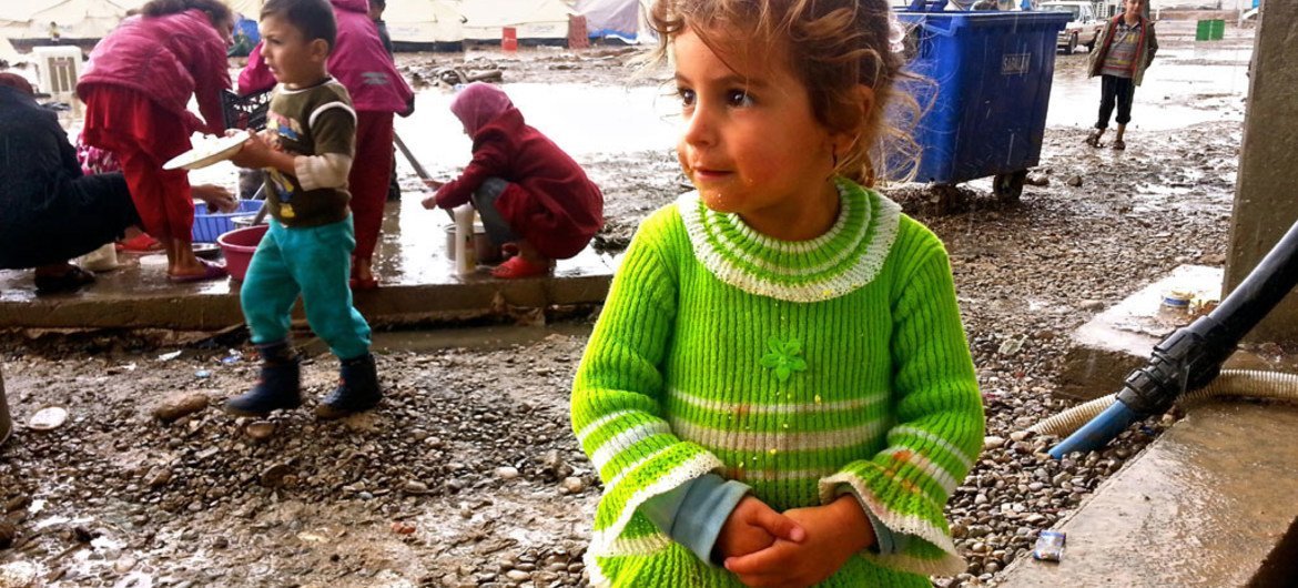 Девочка из семьи внутренних переселенцев в Ираке. Фото ООН/Брэндон Батерман