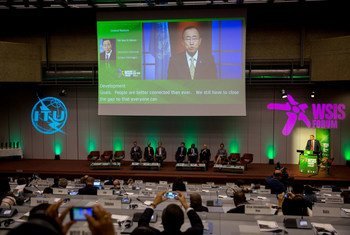 Le Secrétaire général de l’ONU, Ban Ki-moon (à l'écran), dans un message vidéo diffusé à l'ouverture du Forum annuel 2016 du Sommet mondial sur la société de l'information (SMSI), à Genève. Photo : UIT / I. Bois