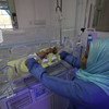 Une infirmière prenant soin d'un nourisson dans un incubateur de l'hôpital Al-Sabeen à Sanaa. Les hôpitaux et les cliniques au Yémen ont été paralysés par la guerre. Ils ont été soit attaqués, soit en manque de fournitures médicales et d'alimentation en fuel, ou bien les équipes médicales ont été forcées de fuir.